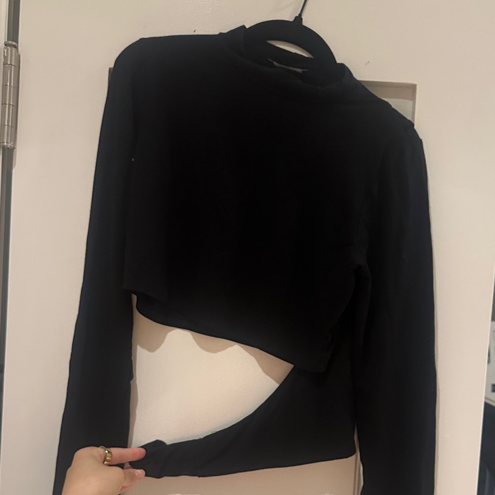 Forever 21 Black Long-Sleeve Cutout Crop Top